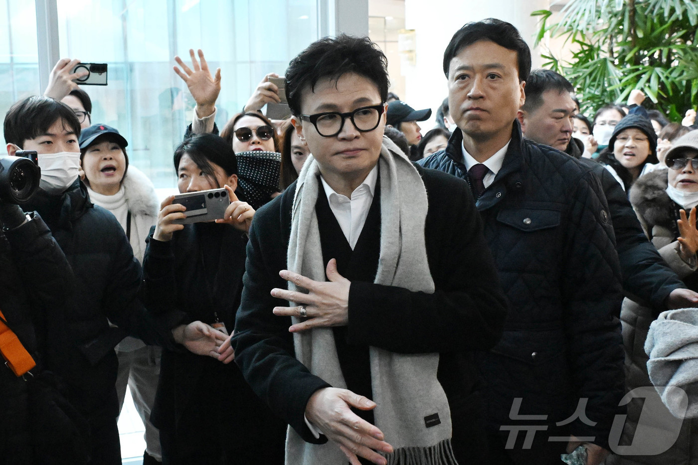 (서울=뉴스1) 신웅수 기자 = 한동훈 전 국민의힘 대표가 14일 당 윤리위원회가 본인을 제명 결정한 것과 관련해 입장을 밝히기 위해 국회 소통관으로 향하고 있다. (공동취재) 2 …