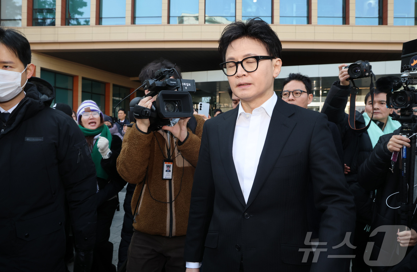 (서울=뉴스1) 신웅수 기자 = 한동훈 국민의힘 전 대표가 14일 당 윤리위원회가 본인을 제명 결정한 것과 관련해 소통관에서 입장을 밝히고 퇴장하고 있다.  (공동취재)2026.1 …