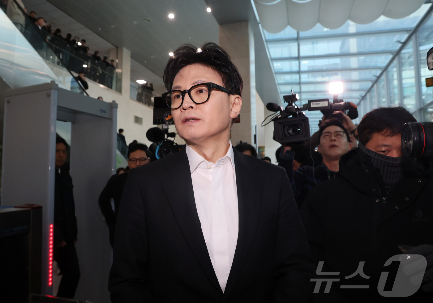 (서울=뉴스1) 신웅수 기자 = 한동훈 국민의힘 전 대표가 14일 국회 소통관에서 당 윤리위원회가 본인을 제명 결정한 것과 관련해 입장을 밝힌 뒤 회견장을 떠나고 있다. (공동취재 …