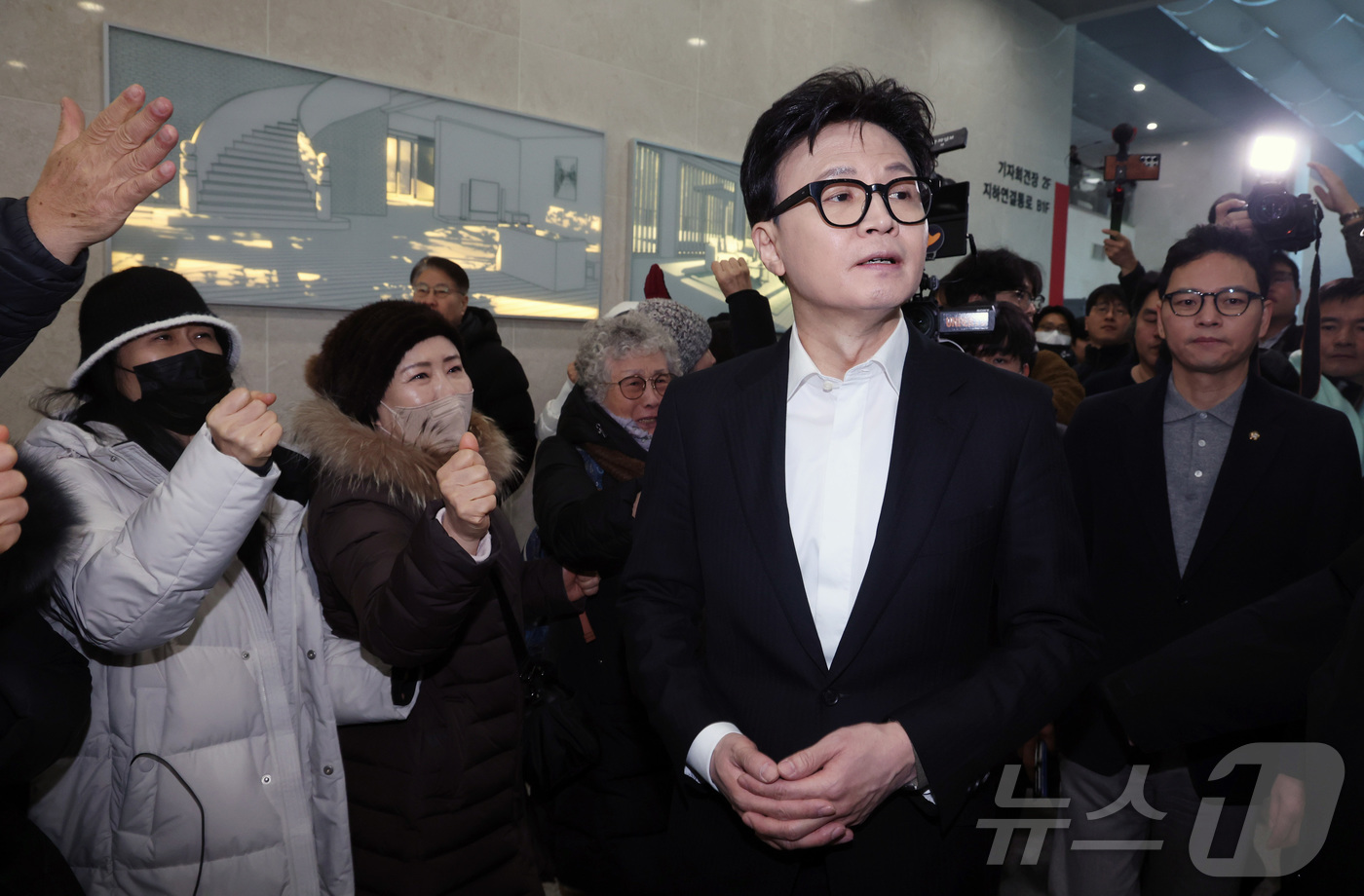 (서울=뉴스1) 신웅수 기자 = 한동훈 국민의힘 전 대표가 14일 당 윤리위원회가 본인을 제명 결정한 것과 관련해 소통관에서 입장을 밝히고 퇴장하고 있다. (공동취재)2026.1. …