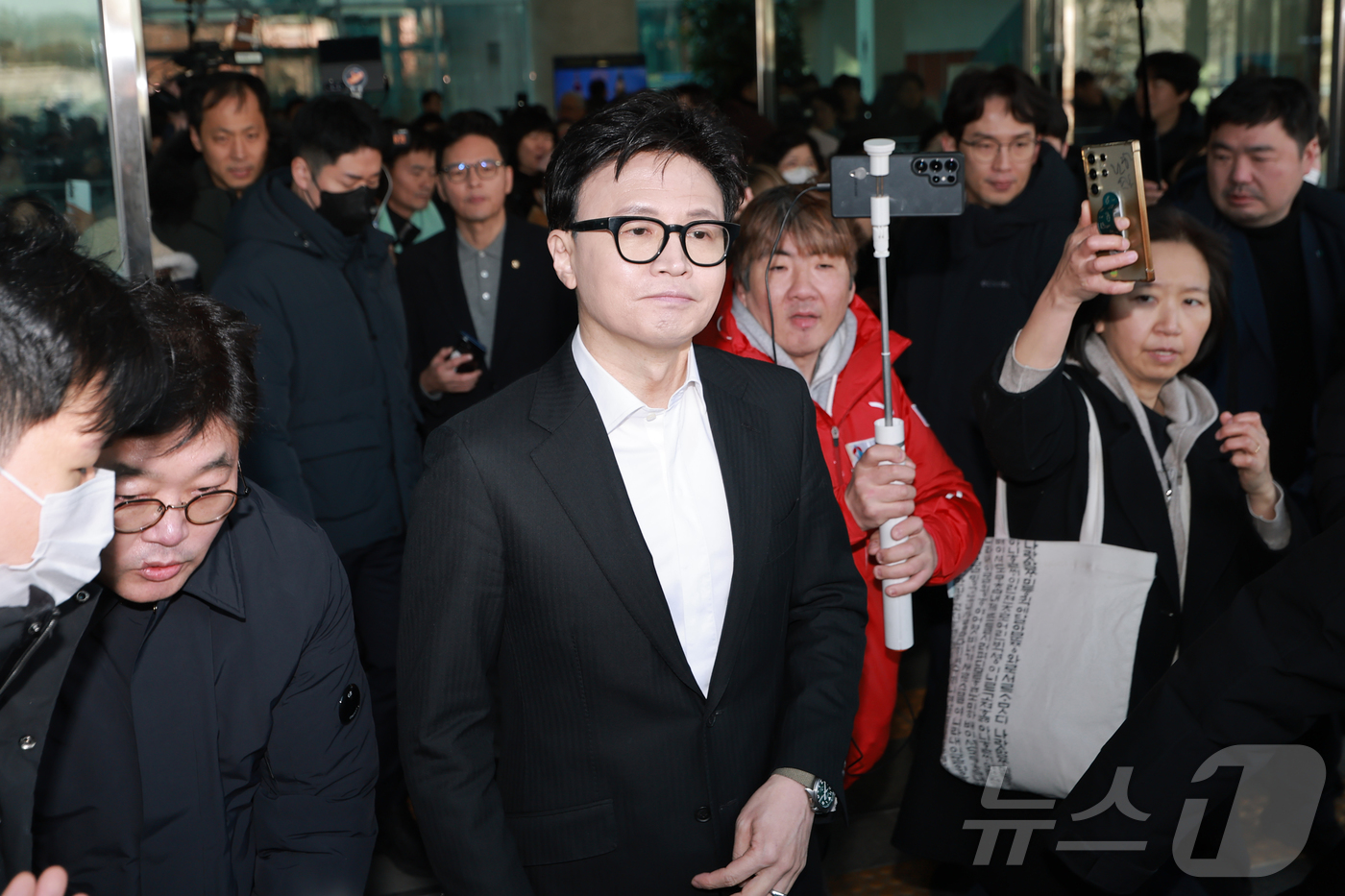 (서울=뉴스1) 신웅수 기자 = 한동훈 국민의힘 전 대표가 14일 국회 소통관에서 당 윤리위원회가 본인을 제명 결정한 것과 관련해 입장을 밝힌 뒤 회견장을 떠나고 있다. (공동취재 …