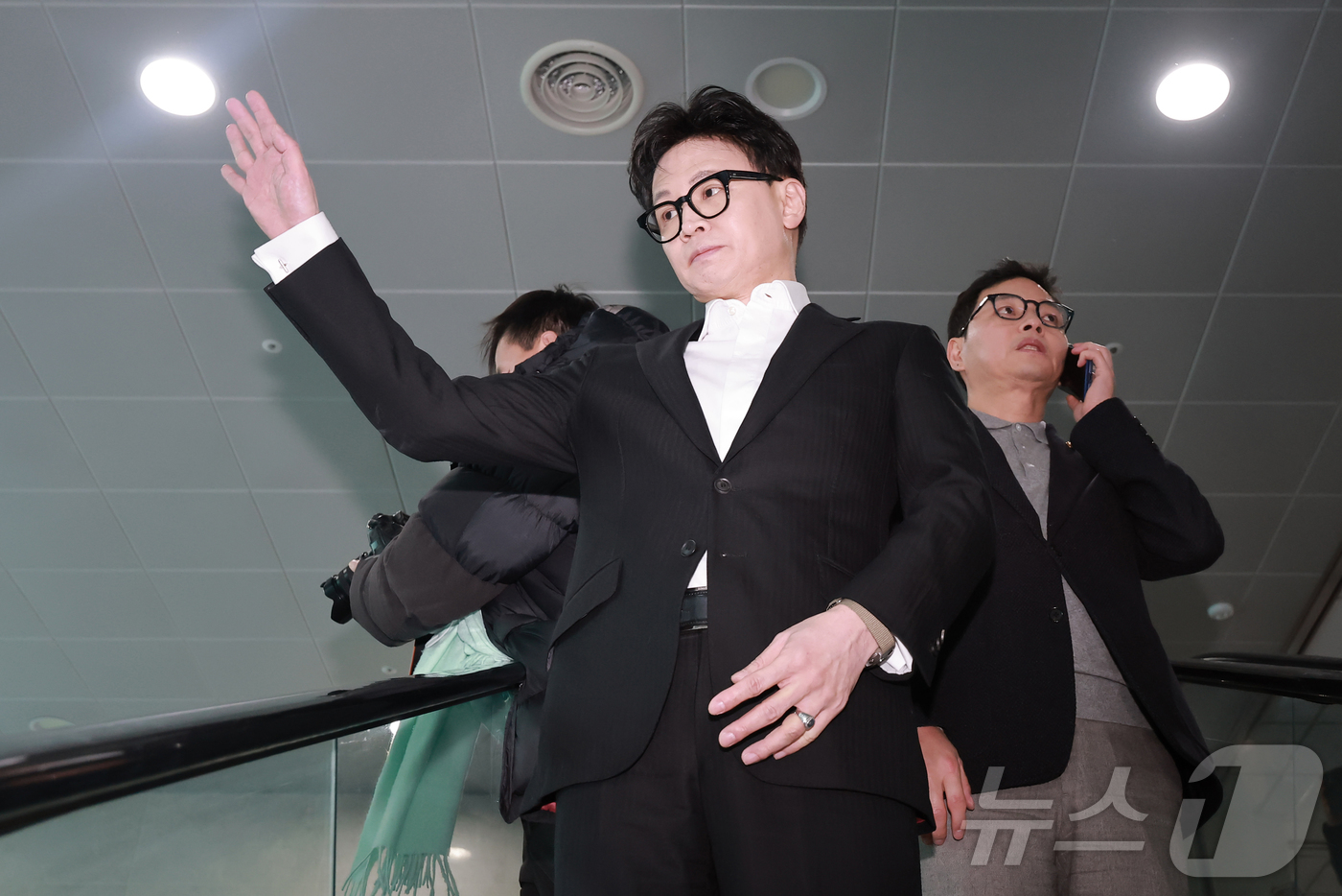 (서울=뉴스1) 신웅수 기자 = 한동훈 국민의힘 전 대표가 14일 국회 소통관에서 당 윤리위원회가 본인을 제명 결정한 것과 관련해 입장을 밝힌 뒤 회견장을 떠나고 있다. (공동취재 …