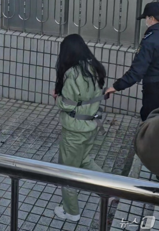 (안동=뉴스1) 신성훈 기자 = 학부모와 공모해 시험지를 유출한 혐의로 기소된 40대 기간제 교사가 14일 오후 선고 공판을 위해 대구지법 안동지청 법정으로 향하고 있다.2026. …