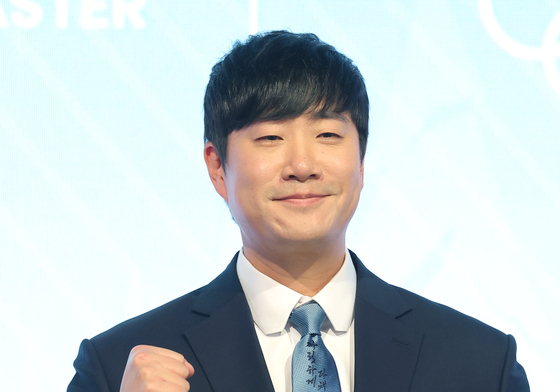 포즈 취하는 배성재 캐스터