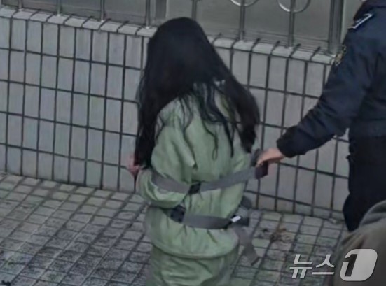 (안동=뉴스1) 신성훈 기자 = 학부모와 공모해 시험지를 유출한 혐의로 기소된 40대 기간제 교사가 14일 오후 선고 공판을 위해 대구지법 안동지청 법정으로 향하고 있다.2026. …