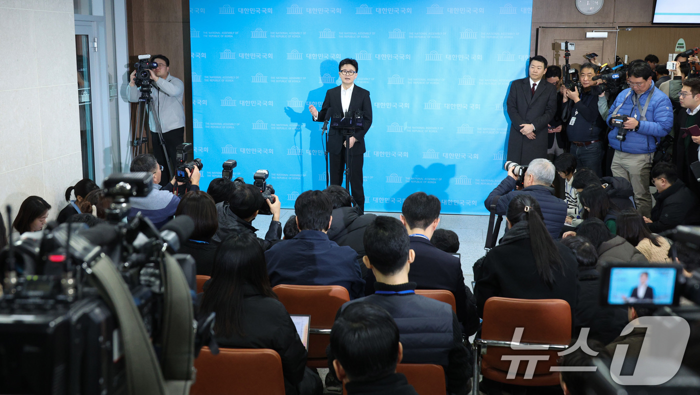 (서울=뉴스1) 신웅수 기자 = 한동훈 전 국민의힘 대표가 14일 서울 여의도 국회 소통관에서 당 윤리위원회 제명 결정과 관련해 입장을 밝히고 있다. 2026.1.14/뉴스1