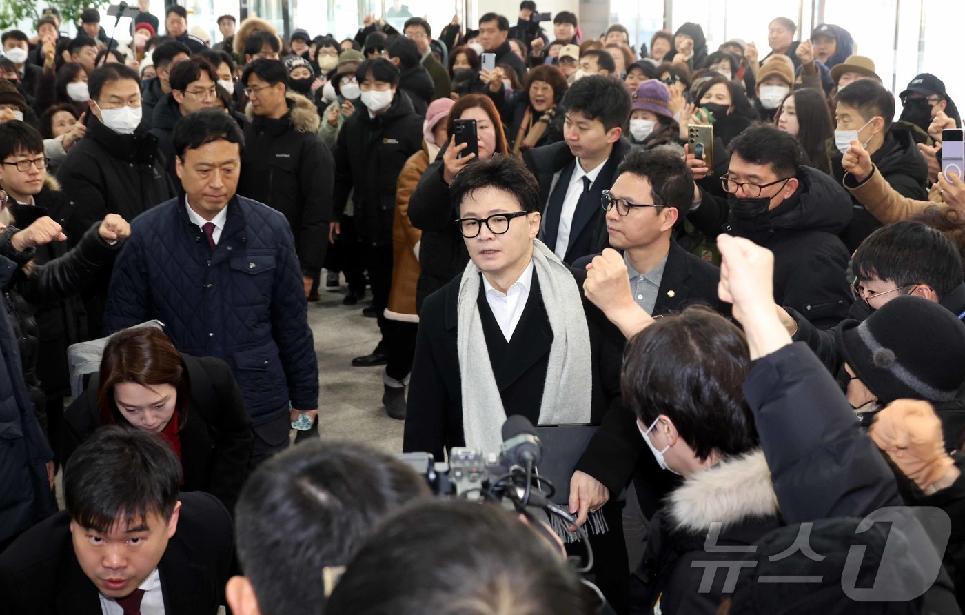 (서울=뉴스1) 신웅수 기자 = 한동훈 전 국민의힘 대표가 14일 당 윤리위원회가 본인을 제명 결정한 것과 관련해 입장을 밝히기 위해 국회 소통관으로 향하고 있다. (공동취재) 2 …