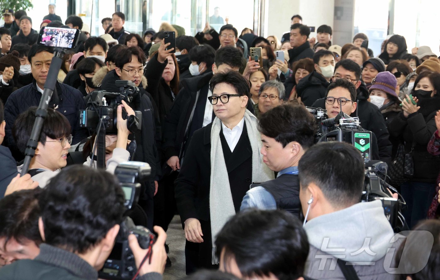 (서울=뉴스1) 신웅수 기자 = 한동훈 전 국민의힘 대표가 14일 당 윤리위원회가 본인을 제명 결정한 것과 관련해 입장을 밝히기 위해 국회 소통관으로 향하고 있다. (공동취재) 2 …