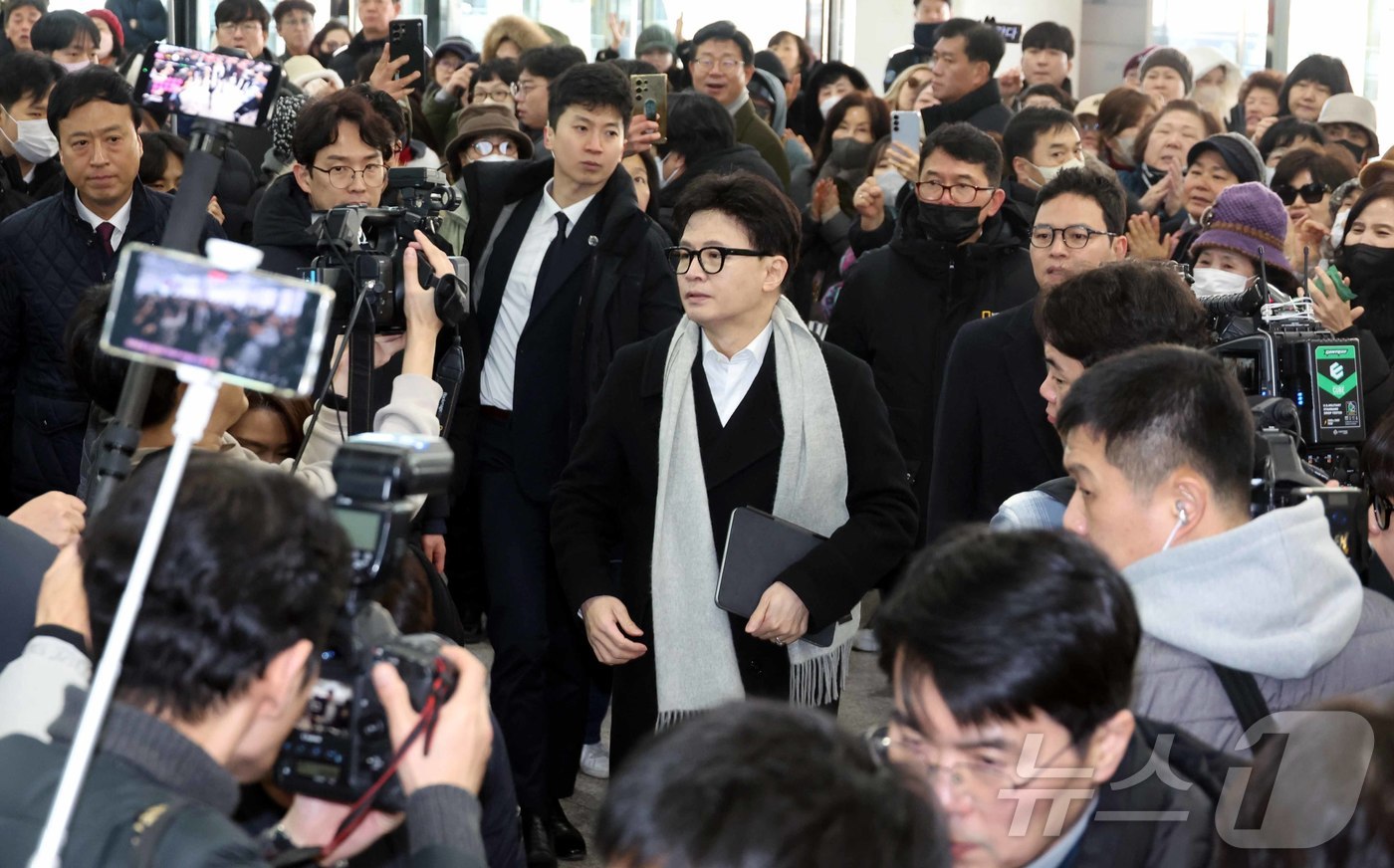 (서울=뉴스1) 신웅수 기자 = 한동훈 전 국민의힘 대표가 14일 당 윤리위원회가 본인을 제명 결정한 것과 관련해 입장을 밝히기 위해 국회 소통관으로 향하고 있다. (공동취재) 2 …
