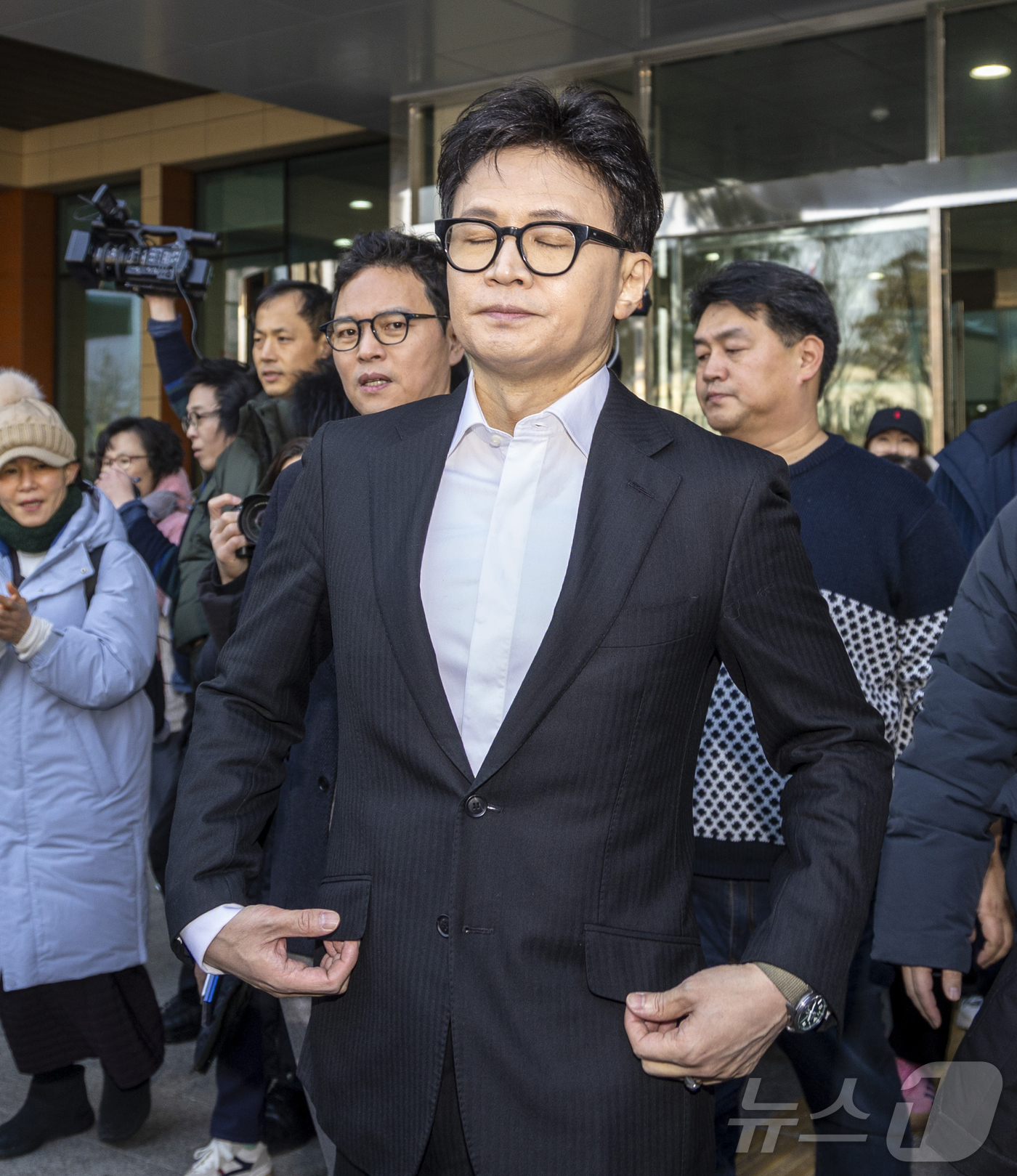 (서울=뉴스1) 신웅수 기자 = 한동훈 국민의힘 전 대표가 14일 국회 소통관에서 당 윤리위원회가 본인을 제명 결정한 것과 관련해 입장을 밝힌 뒤 회견장을 떠나고 있다. (공동취재 …