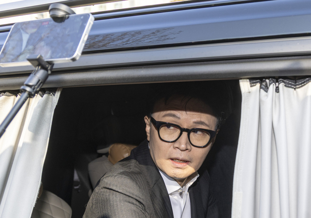 회견장 떠나는 한동훈 전 대표