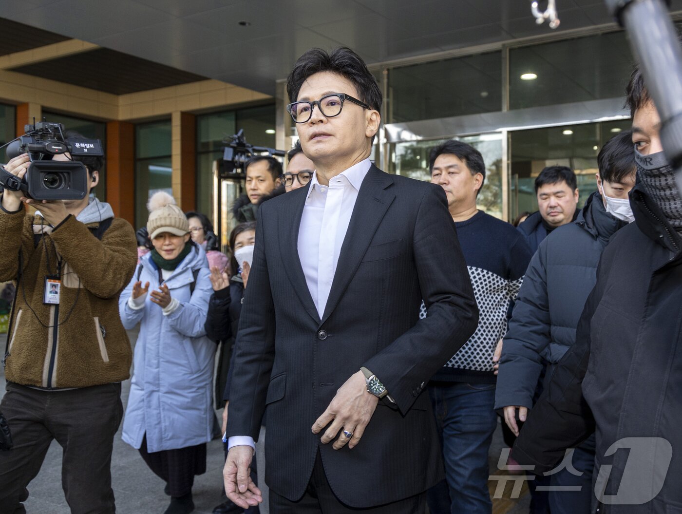본문 이미지 - 한동훈 국민의힘 전 대표가 14일 국회 소통관에서 당 윤리위원회가 본인을 제명 결정한 것과 관련해 입장을 밝힌 뒤 회견장을 떠나고 있다. (공동취재) 2026.1.14/뉴스1 ⓒ News1 신웅수 기자