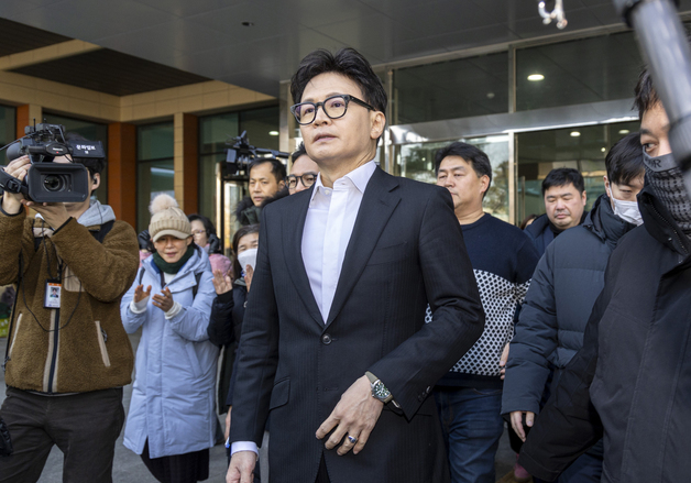 기자회견 마치고 퇴장하는 한동훈