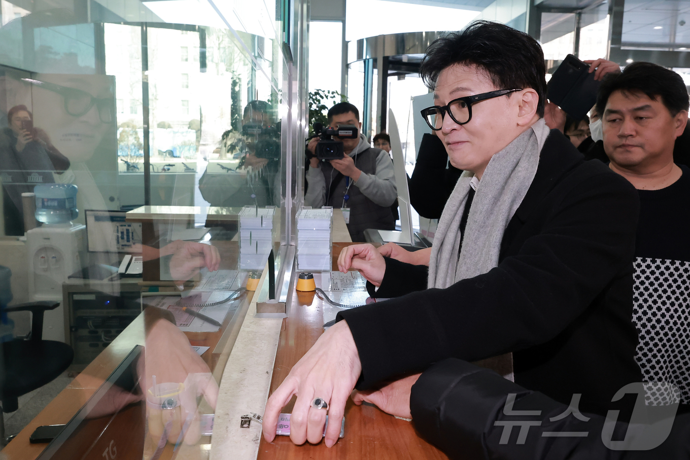 (서울=뉴스1) 신웅수 기자 = 한동훈 국민의힘 전 대표가 14일 당 윤리위원회가 본인을 제명 결정한 것과 관련해 입장을 밝히기 위해 국회 소통관으로 향하며 출입증을 받고 있다.( …