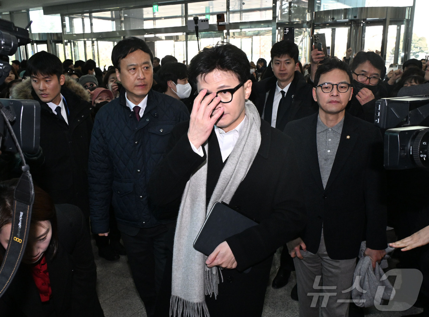 (서울=뉴스1) 신웅수 기자 = 한동훈 전 국민의힘 대표가 14일 당 윤리위원회가 본인을 제명 결정한 것과 관련해 입장을 밝히기 위해 국회 소통관으로 향하고 있다. (공동취재) 2 …