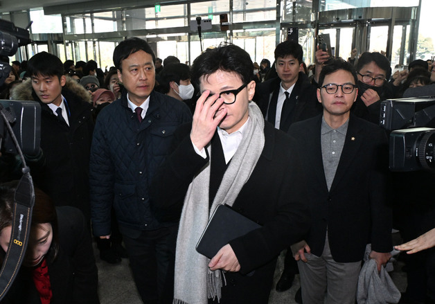 '윤리위 제명 결정', 안경 고쳐쓰는 한동훈 전 대표