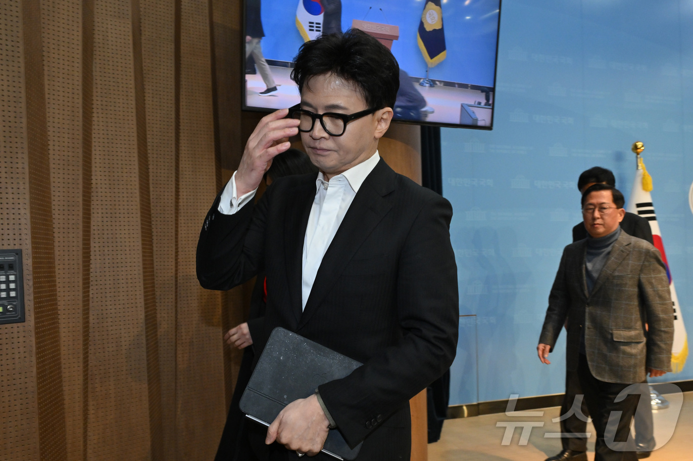 (서울=뉴스1) 신웅수 기자 = 한동훈 국민의힘 전 대표가 14일 국회 소통관에서 제명 관련 기자회견을 한 후 이동하고 있다. (공동취재) 2026.1.14/뉴스1
