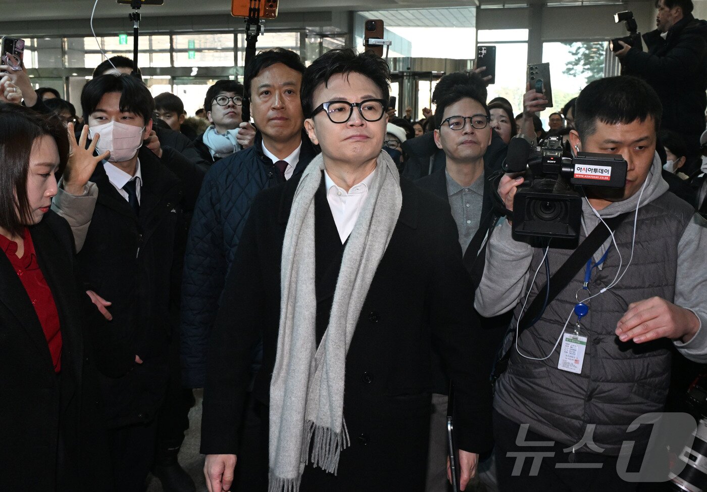 본문 이미지 - 국민의힘 한동훈 전 대표가 14일 당 윤리위원회가 본인을 제명 결정한 것과 관련해 입장을 밝히기 위해 국회 소통관으로 향하고 있다. (공동취재) 2026.1.14/뉴스1 ⓒ News1 신웅수 기자