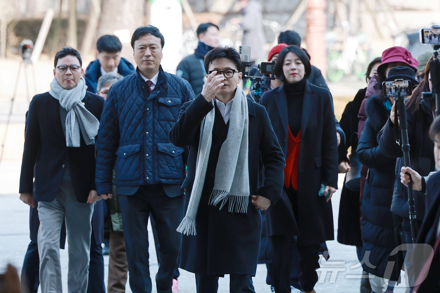(서울=뉴스1) 신웅수 기자 = 한동훈 국민의힘 전 대표가 14일 당 윤리위원회가 본인을 제명 결정한 것과 관련해 입장을 밝히기 위해 국회 소통관으로 향하고 있다. (공동취재) 2 …