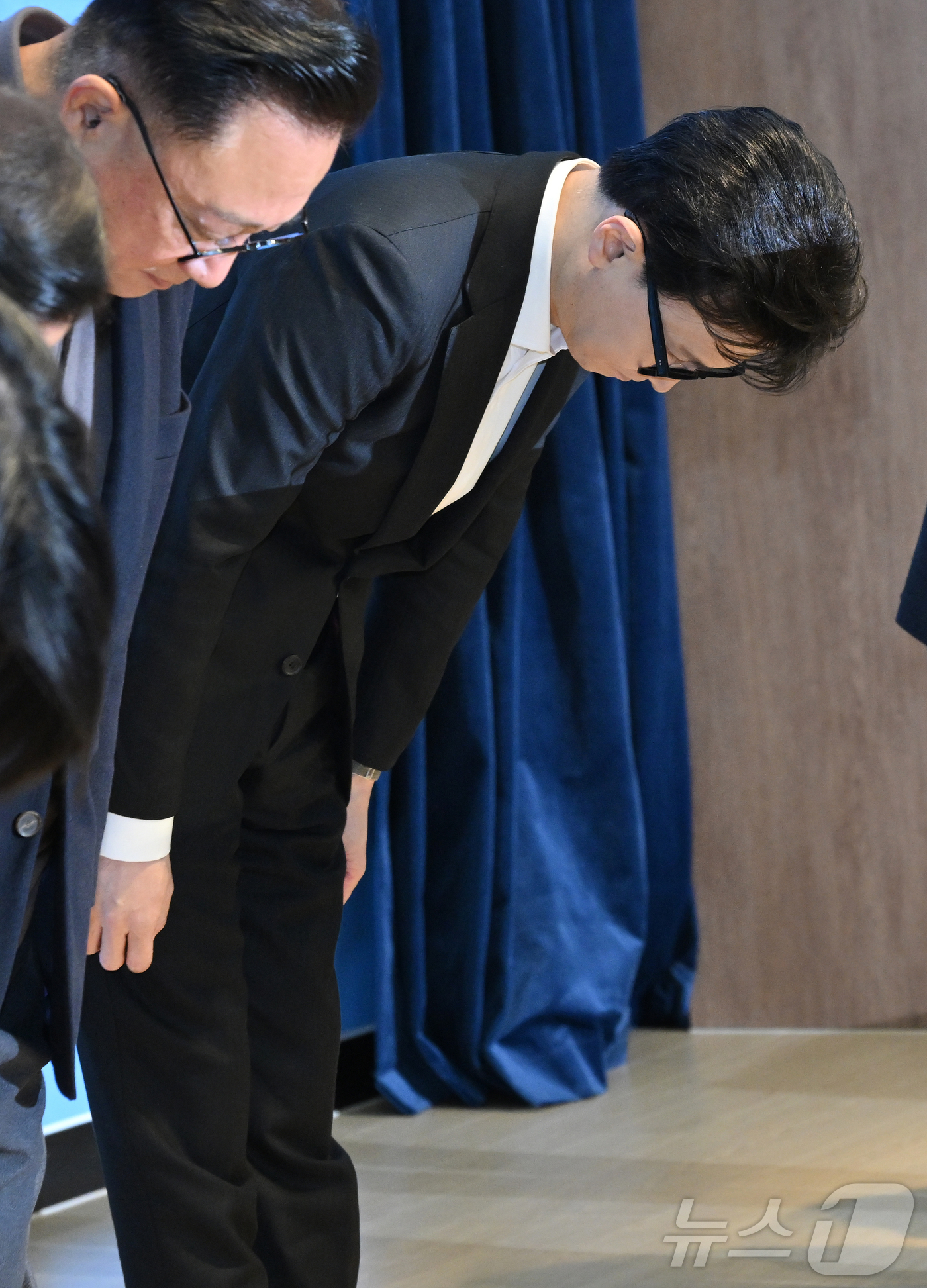 (서울=뉴스1) 신웅수 기자 = 한동훈 국민의힘 전 대표가 14일 국회 소통관에서 윤리위 제명 관련 기자회견을 하기 전 고개 숙여 인사하고 있다. 2026.1.14/뉴스1