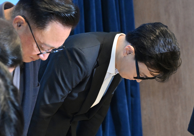 인사하는 한동훈 전 대표