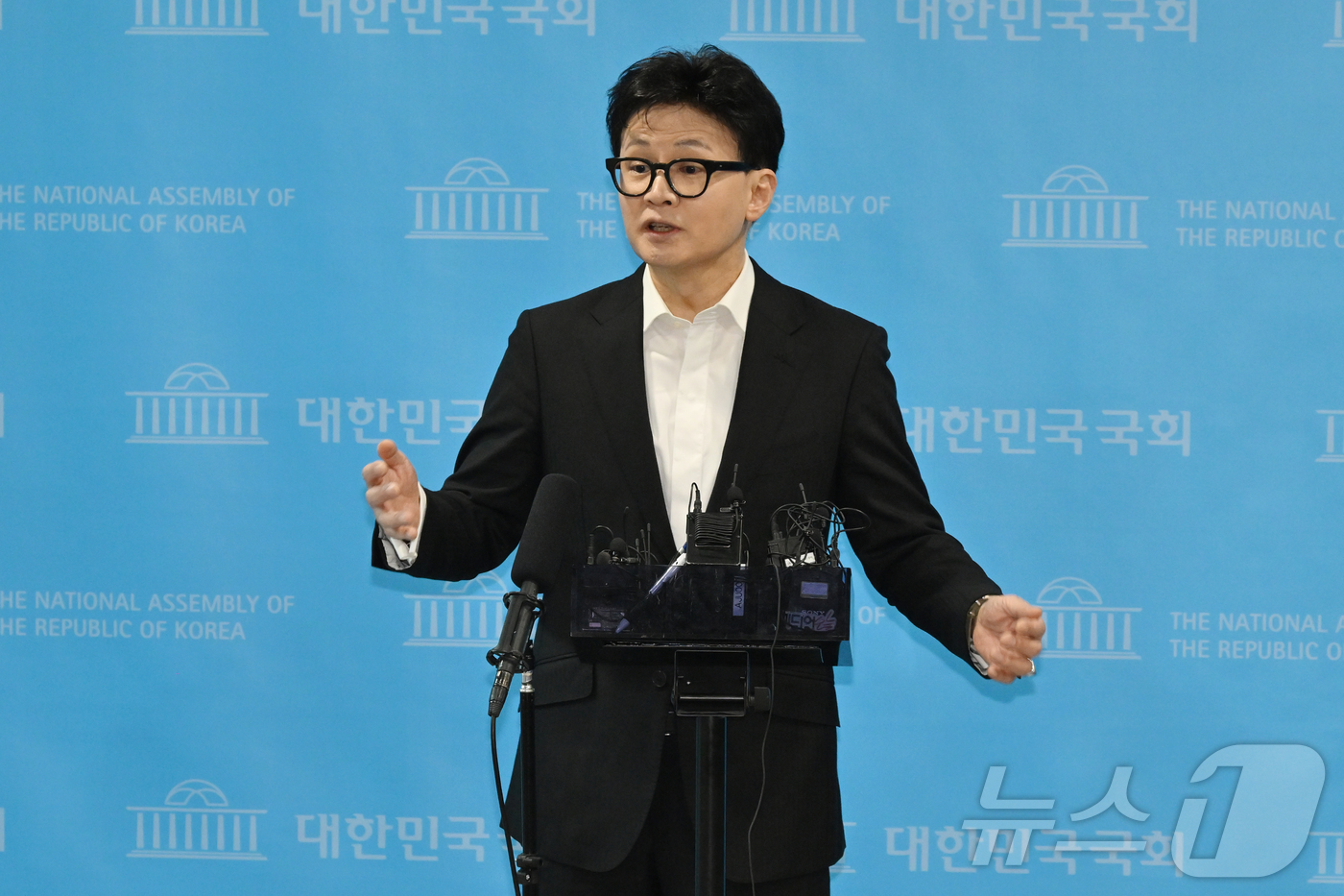 (서울=뉴스1) 신웅수 기자 = 한동훈 국민의힘 전 대표가 14일 국회 소통관에서 윤리위 제명 관련 기자회견을 마친 후 취재진의 질문에 답변하고 있다. (공동취재)2026.1.14 …