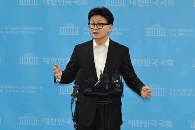 취재진 질문에 답하는 한동훈