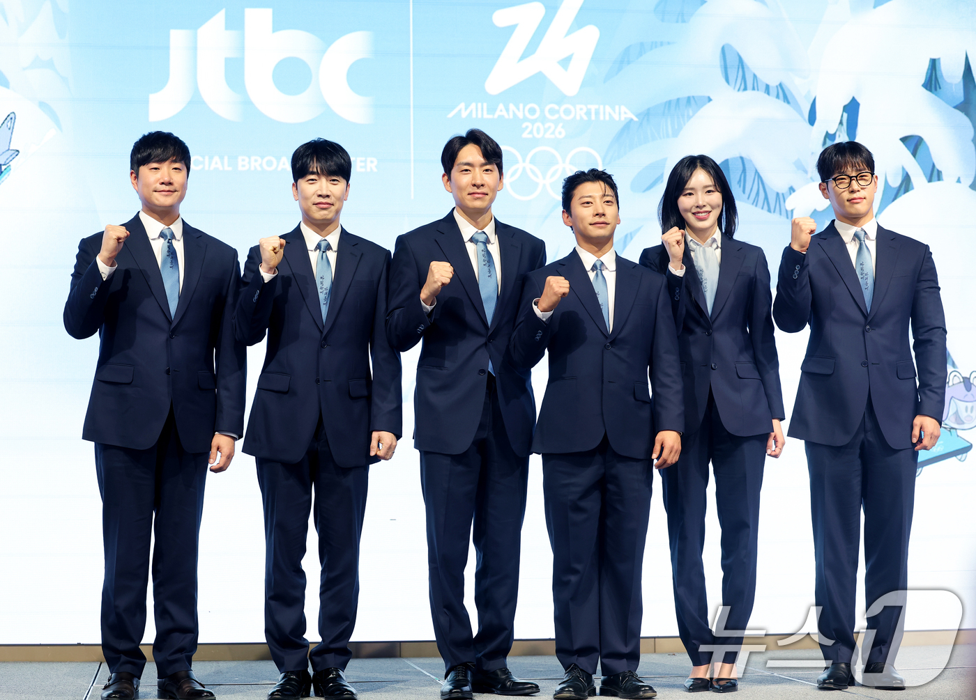 (서울=뉴스1) 권현진 기자 = 배성재(왼쪽부터), 성승헌 캐스터, 이승훈, 곽윤기, 김아랑, 윤성빈 해설위원이 14일 서울 영등포구 페어몬트 앰배서더 서울에서 열린 ‘2026 밀 …