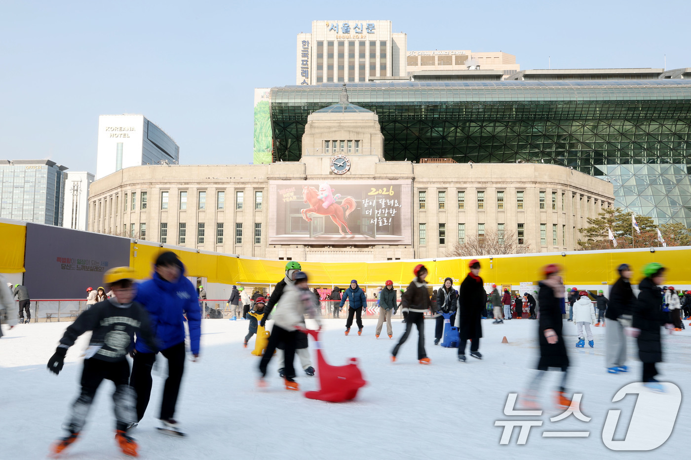 (서울=뉴스1) 이광호 기자 = 14일 오후 서울 중구 서울광장 스케이트장을 찾은 시민들이 스케이트를 타며 즐거운 시간을 보내고 있다.이날 서울시에 따르면 서울광장 스케이트장 이용 …