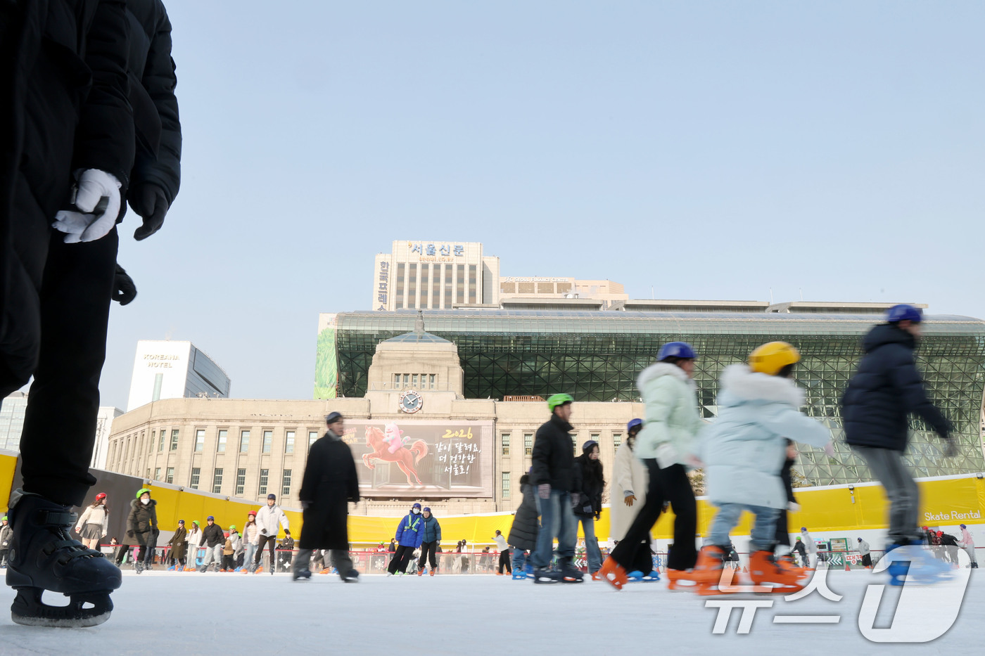 (서울=뉴스1) 이광호 기자 = 14일 오후 서울 중구 서울광장 스케이트장을 찾은 시민들이 스케이트를 타며 즐거운 시간을 보내고 있다.이날 서울시에 따르면 서울광장 스케이트장 이용 …