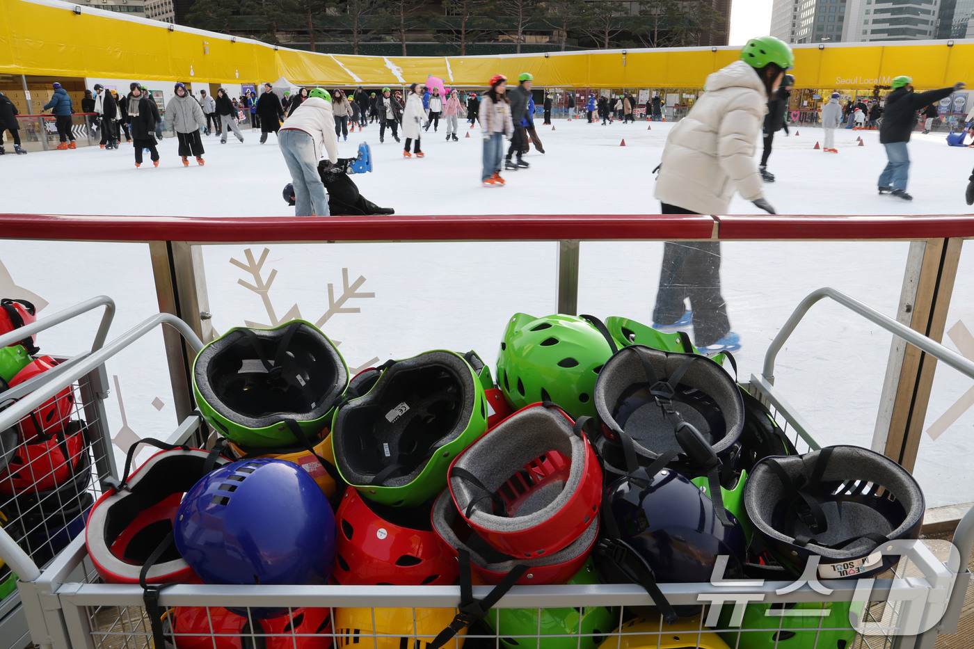 (서울=뉴스1) 이광호 기자 = 14일 오후 서울 중구 서울광장 스케이트장을 찾은 시민들이 스케이트를 타며 즐거운 시간을 보내고 있다.이날 서울시에 따르면 서울광장 스케이트장 이용 …