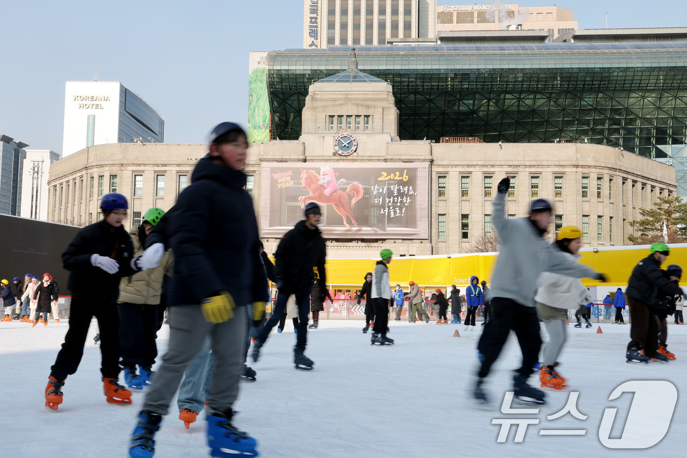 (서울=뉴스1) 이광호 기자 = 14일 오후 서울 중구 서울광장 스케이트장을 찾은 시민들이 스케이트를 타며 즐거운 시간을 보내고 있다.이날 서울시에 따르면 서울광장 스케이트장 이용 …