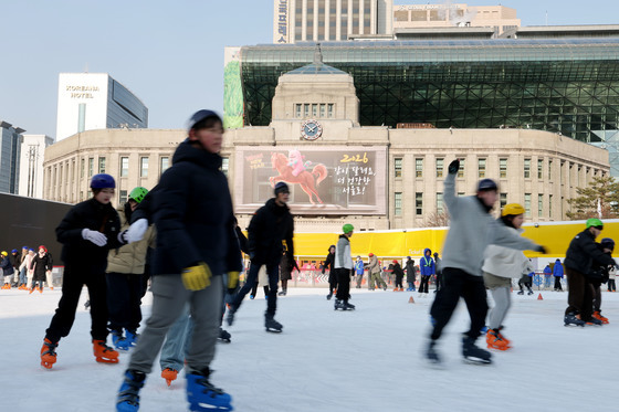 '서울광장 스케이트장' 이용객 10만명 돌파