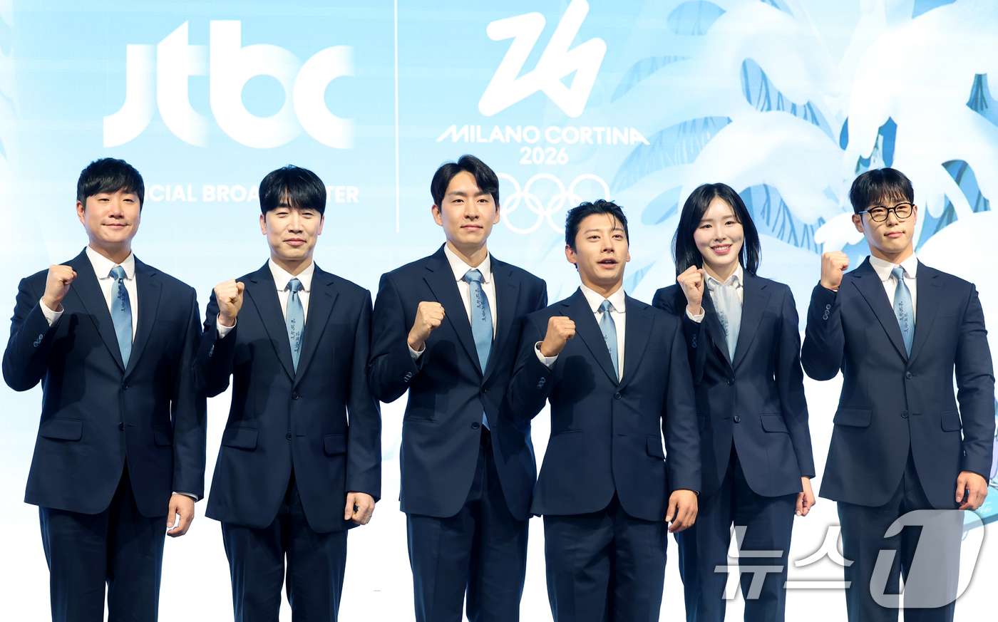 (서울=뉴스1) 권현진 기자 = 배성재(왼쪽부터), 성승헌 캐스터, 이승훈, 곽윤기, 김아랑, 윤성빈 해설위원이 14일 서울 영등포구 페어몬트 앰배서더 서울에서 열린 ‘2026 밀 …