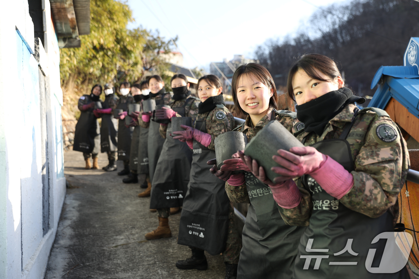 (대전=뉴스1) = 국군간호사관학교 생도들이 14일 대전 천동 일원에서 연탄 나눔 봉사활동을 하고 있다.(국군간호사관학교 제공. 재판매 및 DB금지) 2026.1.14/뉴스1