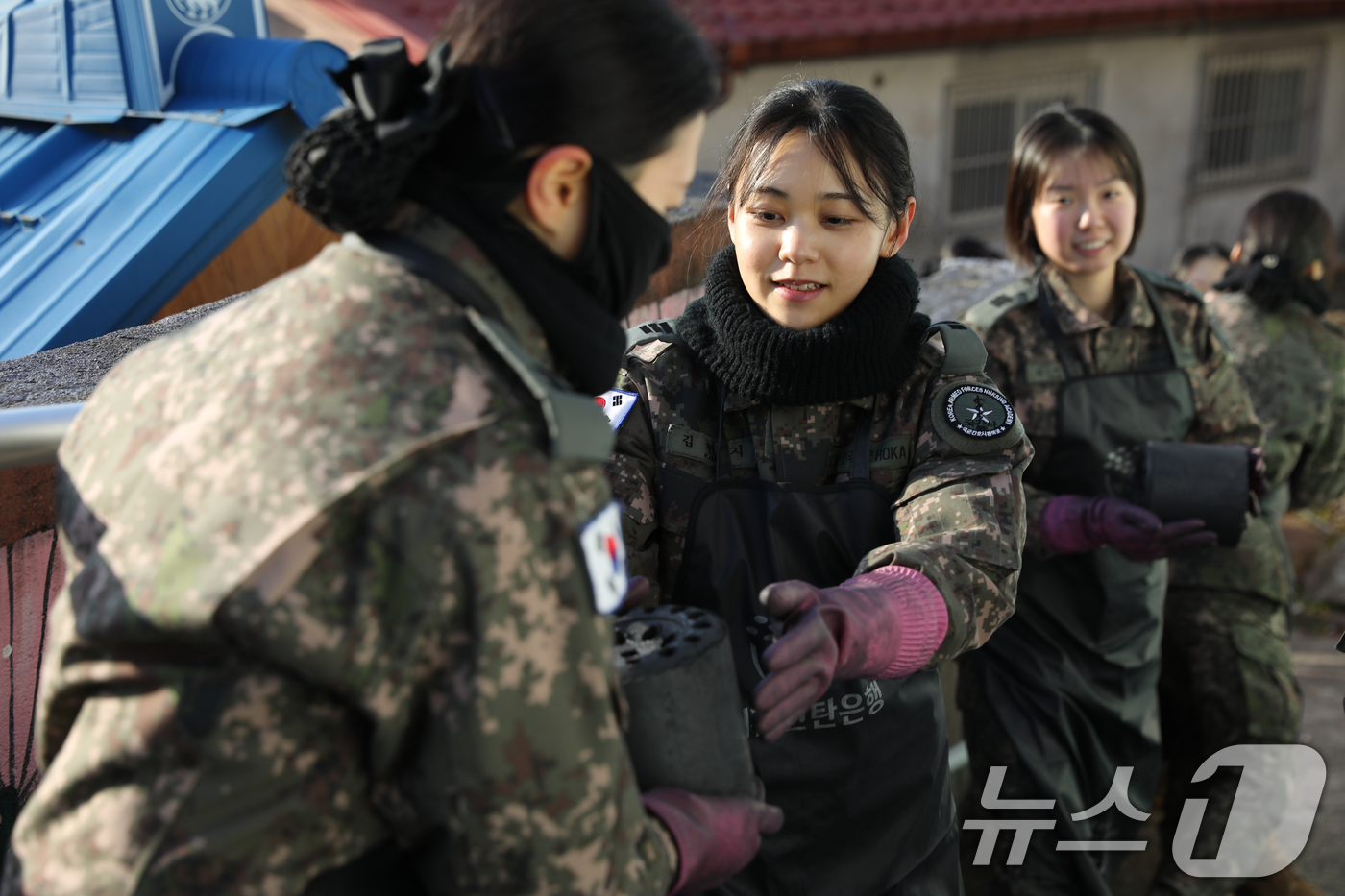 (대전=뉴스1) = 국군간호사관학교 생도들이 14일 대전 천동 일원에서 연탄 나눔 봉사활동을 하고 있다.(국군간호사관학교 제공. 재판매 및 DB금지) 2026.1.14/뉴스1