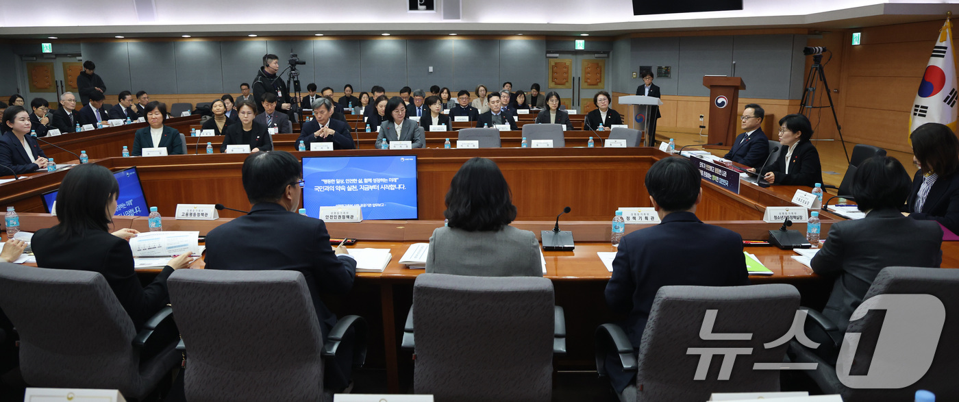 (서울=뉴스1) 임세영 기자 = 원민경 성평등가족부 장관이 14일 서울 종로구 정부서울청사 별관 국제회의실에서 열린 성평등가족부 산하기관 업무보고에서 발언을 하고 있다. 2026. …