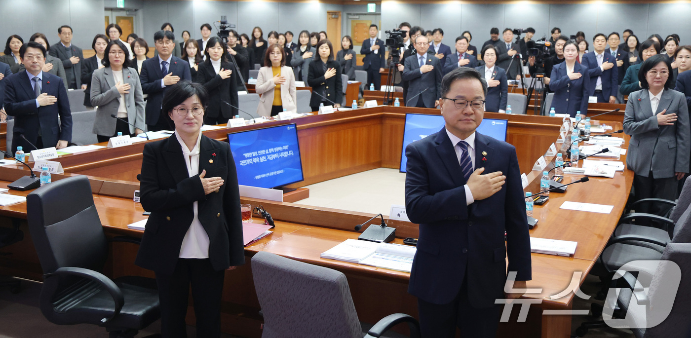 (서울=뉴스1) 임세영 기자 = 원민경 성평등가족부 장관, 정구창 차관 등 참석자들이 14일 서울 종로구 정부서울청사 별관 국제회의실에서 열린 성평등가족부 산하기관 업무보고에서 국 …