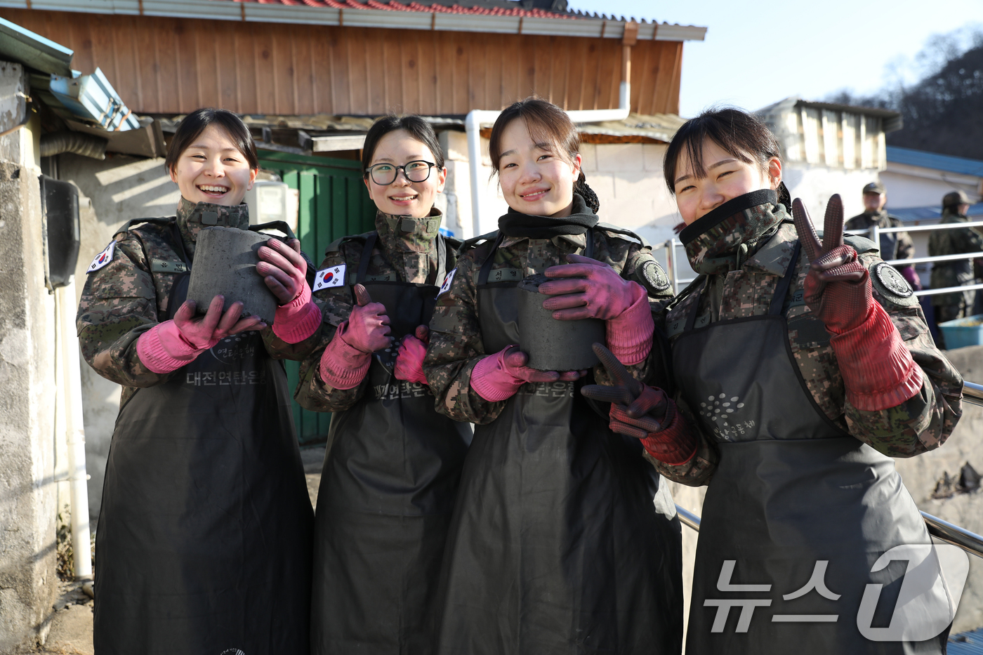(대전=뉴스1) = 국군간호사관학교 생도들이 14일 대전 천동 일원에서 연탄 나눔 봉사활동을 하고 있다.(국군간호사관학교 제공. 재판매 및 DB금지) 2026.1.14/뉴스1
