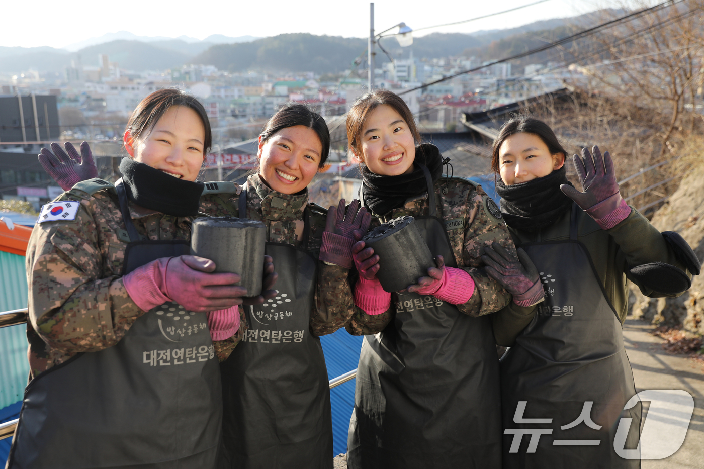 (대전=뉴스1) = 국군간호사관학교 생도들이 14일 대전 천동 일원에서 연탄 나눔 봉사활동을 하고 있다.(국군간호사관학교 제공. 재판매 및 DB금지) 2026.1.14/뉴스1