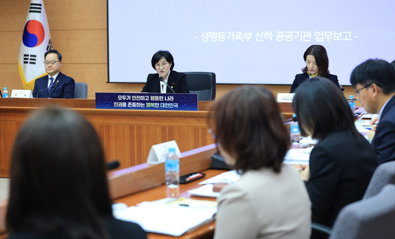 성평등가족부 산하기관 업무보고 모두발언하는 원민경 장관