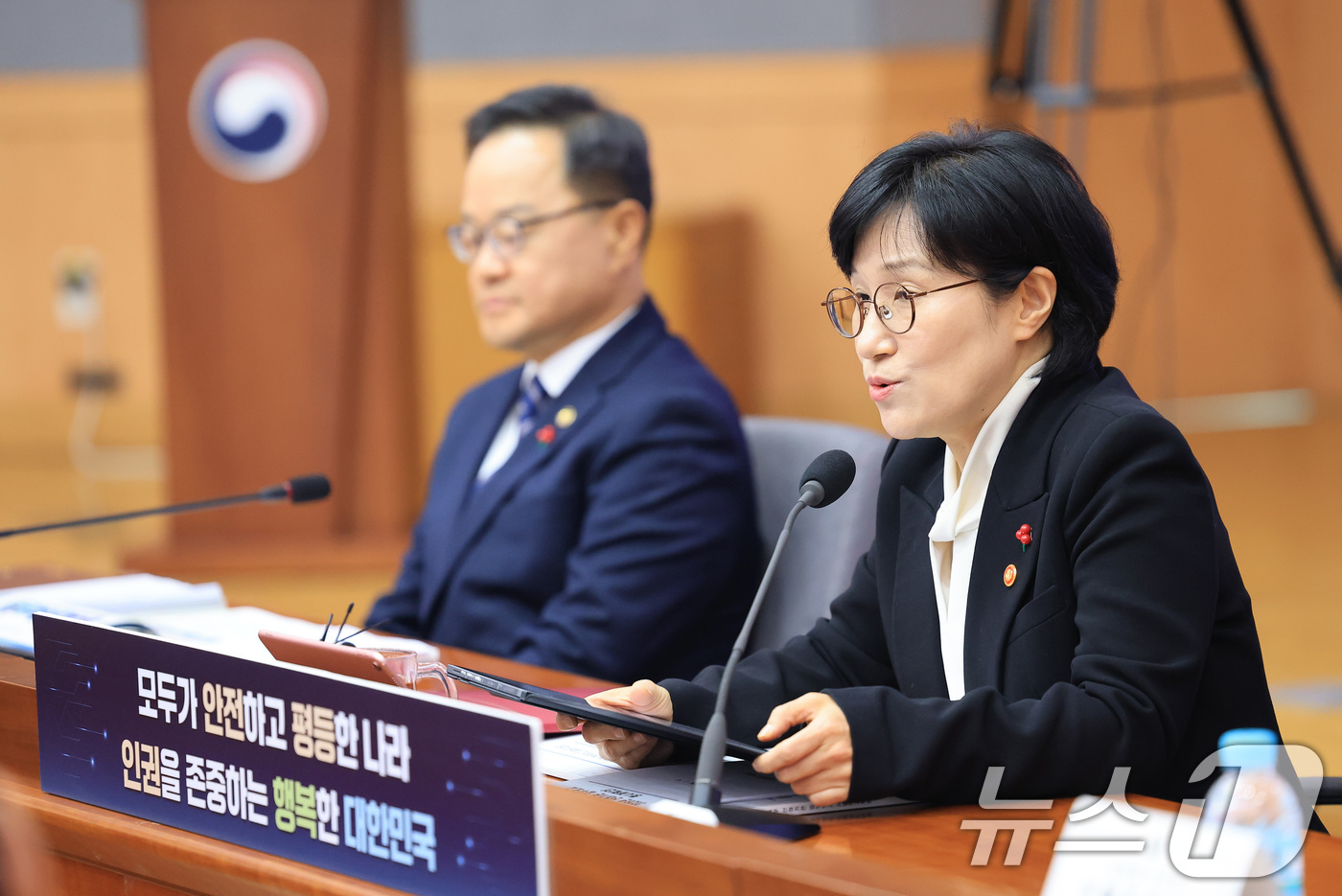 (서울=뉴스1) 임세영 기자 = 원민경 성평등가족부 장관이 14일 서울 종로구 정부서울청사 별관 국제회의실에서 열린 성평등가족부 산하기관 업무보고에서 발언을 하고 있다. 2026. …