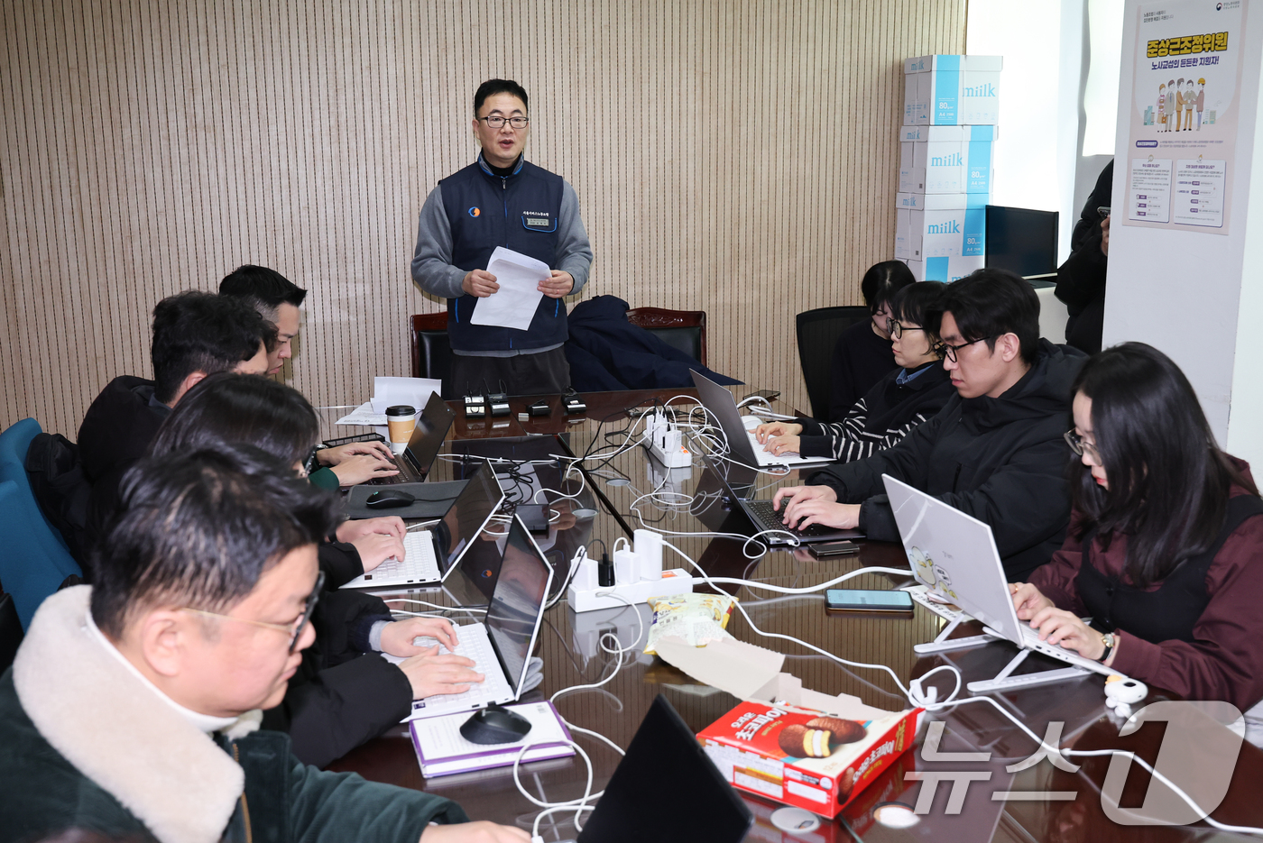 (서울=뉴스1) 안은나 기자 = 유재호 서울시버스노동조합 사무부처장이 파업 이틀째인 14일 오후 영등포구 서울지방노동위원회에서 서울 시내버스 노사 협상에 앞서 기자회견을 하고 있다 …