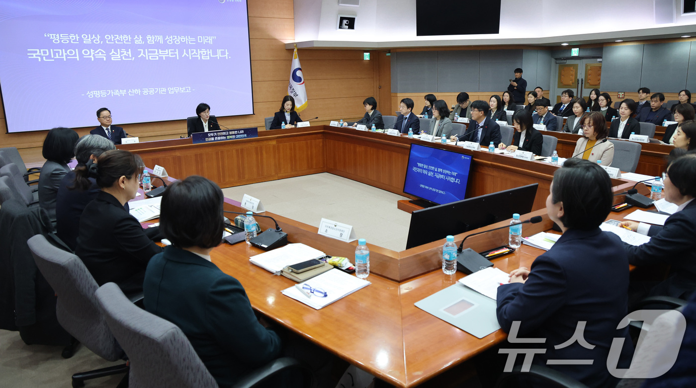 (서울=뉴스1) 임세영 기자 = 원민경 성평등가족부 장관이 14일 서울 종로구 정부서울청사 별관 국제회의실에서 열린 성평등가족부 산하기관 업무보고에서 발언을 하고 있다. 2026. …