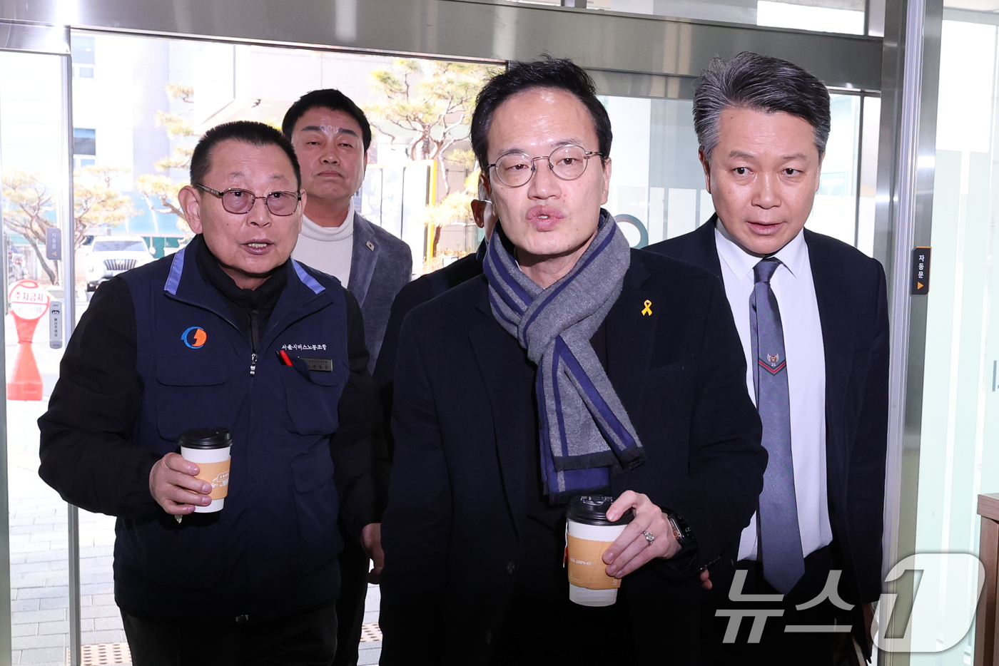 (서울=뉴스1) 안은나 기자 = 박주민 더불어민주당 의원이 서울 시내버스 파업 이틀째인 14일 오후 영등포구 서울지방노동위원회를 찾아 서울 시내버스 노사 협상에 앞서 박점곤 서울시 …