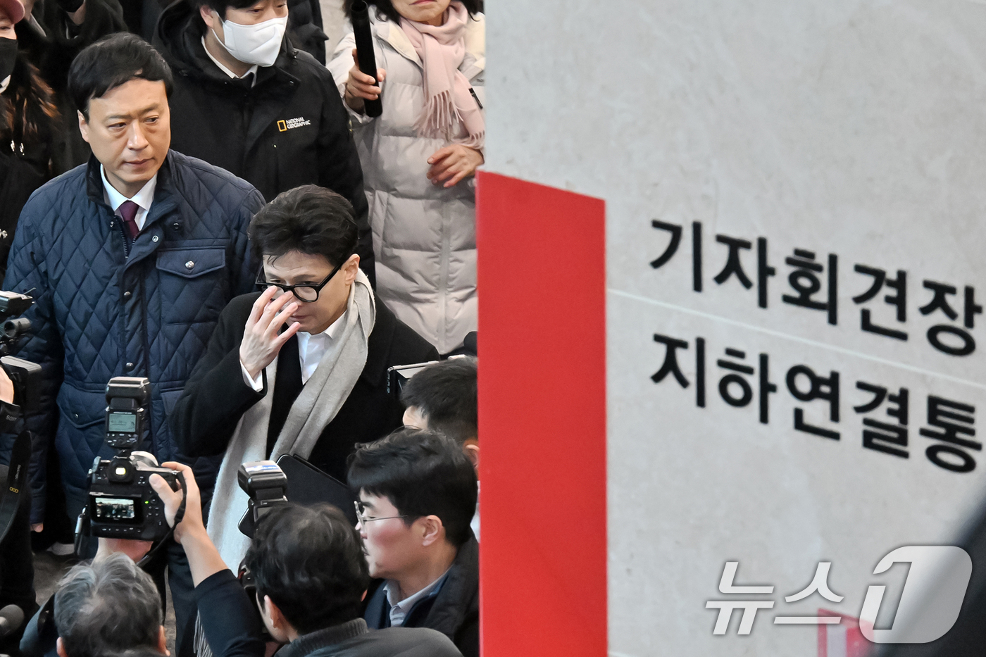 (서울=뉴스1) 신웅수 기자 = 한동훈 전 국민의힘 대표가 14일 서울 여의도 국회 소통관에 도착하며 지지자들의 응원을 받고 있다. (공동취재) 2026.1.14/뉴스1