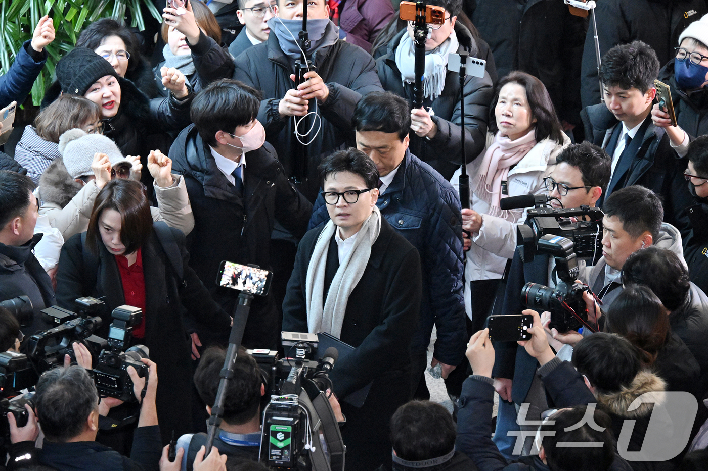 (서울=뉴스1) 신웅수 기자 = 한동훈 전 국민의힘 대표가 14일 서울 여의도 국회 소통관에 도착하며 지지자들의 응원을 받고 있다. (공동취재) 2026.1.14/뉴스1