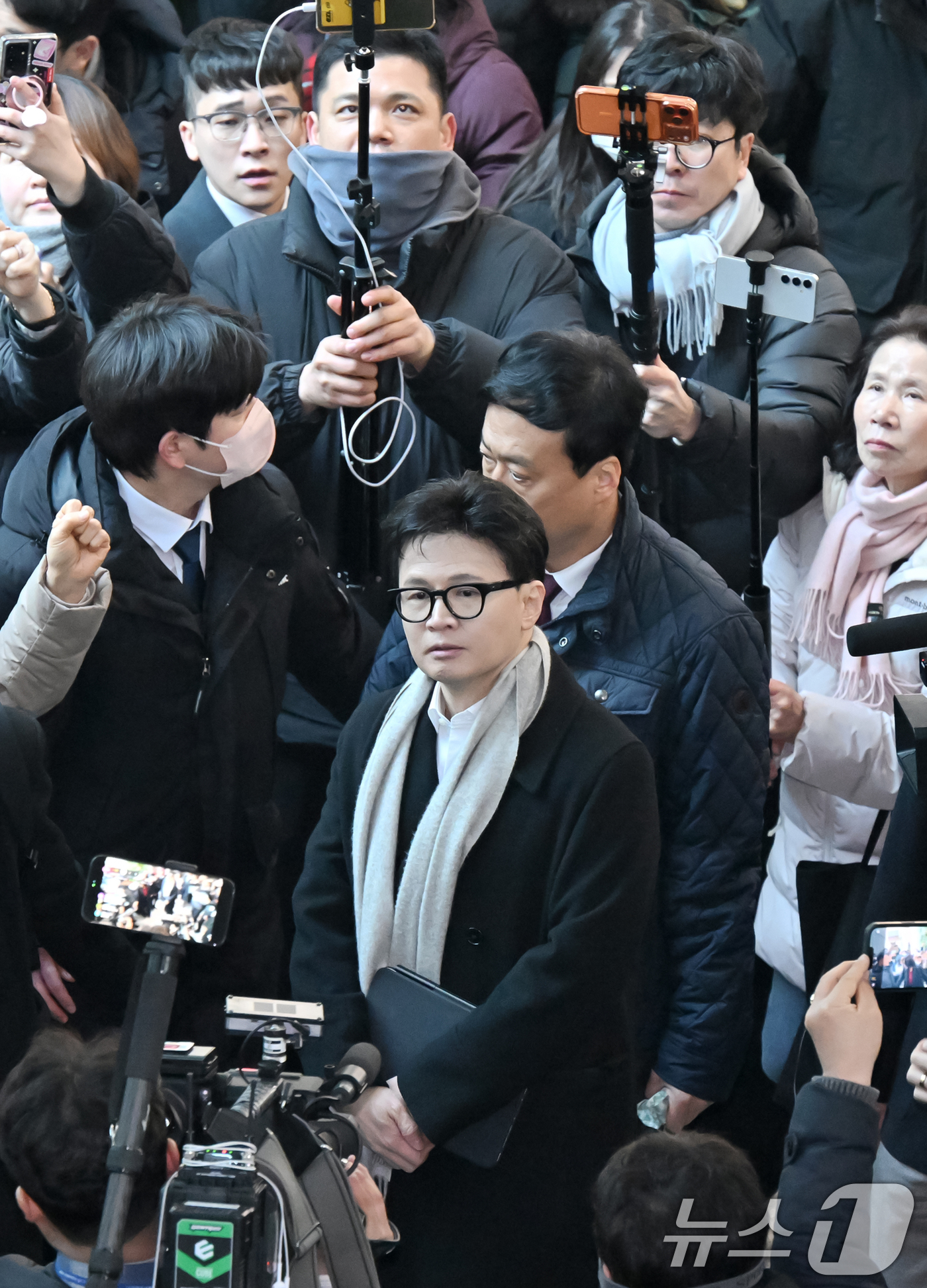 (서울=뉴스1) 신웅수 기자 = 한동훈 전 국민의힘 대표가 14일 국회 소통관에 도착해 중앙당 윤리위원회의 제명 처분과 관련해 입장을 밝히기 위해 지지자들의 응원 속에 기자회견장으 …