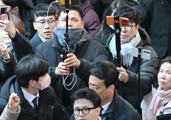 지지자들 응원 속 소통관 도착한 한동훈