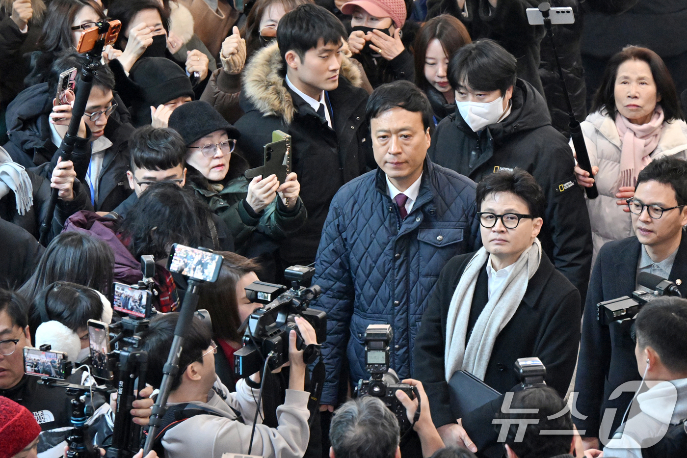 (서울=뉴스1) 신웅수 기자 = 한동훈 전 국민의힘 대표가 14일 서울 여의도 국회 소통관에 도착하며 지지자들의 응원을 받고 있다. (공동취재) 2026.1.14/뉴스1